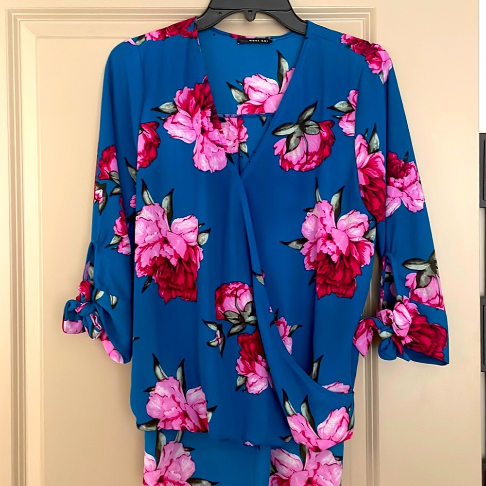 West Kei, blue floral women’s dress top, size M